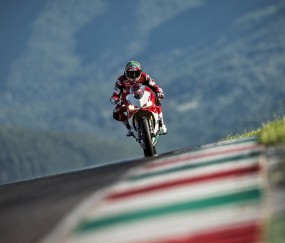 开云足球直播-北欧风暴中的孤勇者，王皓扛起瑞典队鏖战奥地利队