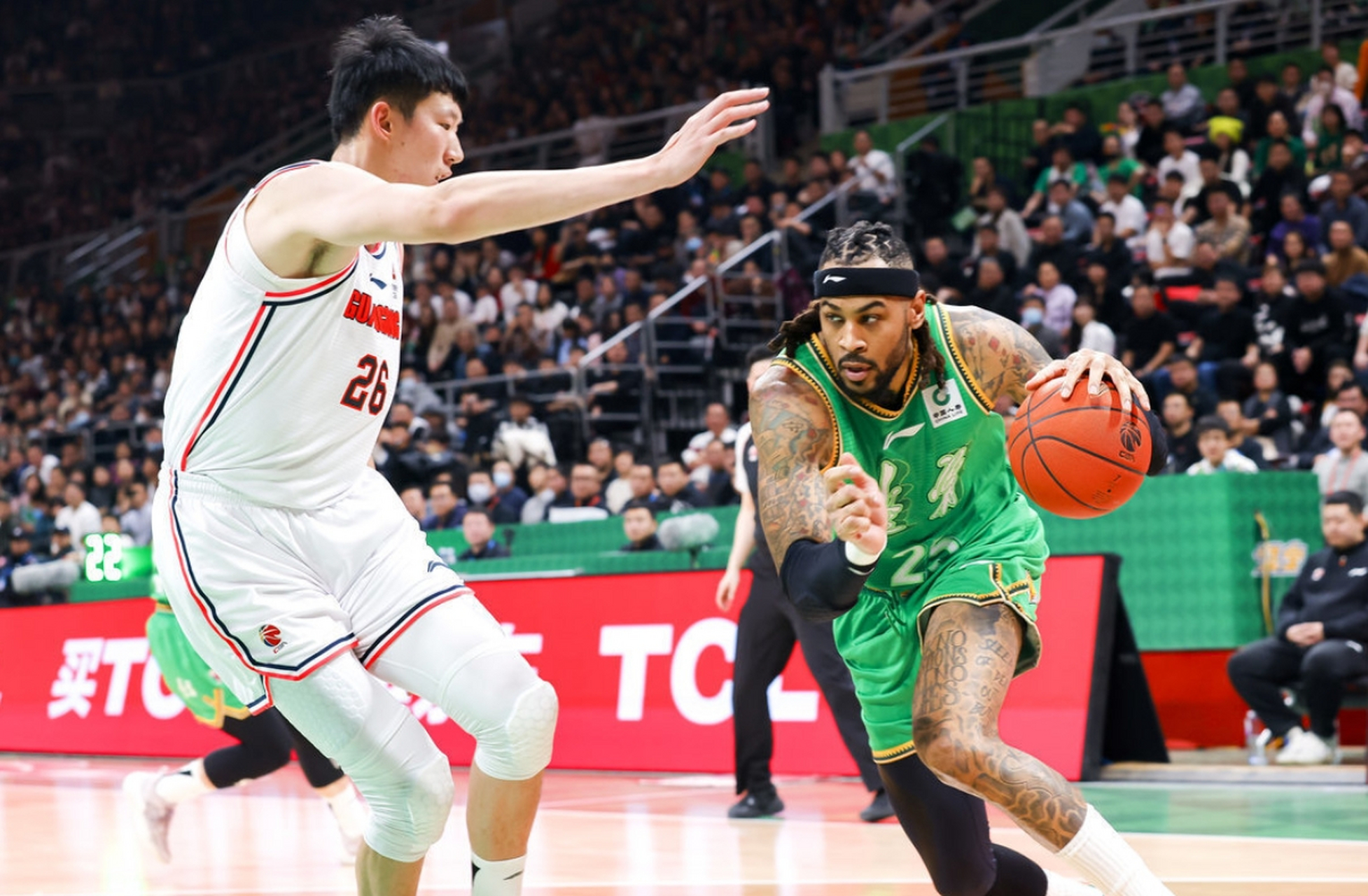 辽宁队力克广州队，库里点燃赛场