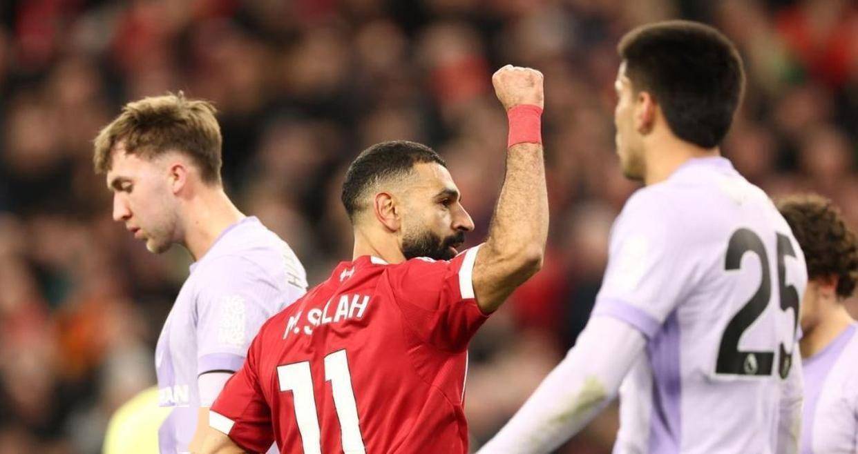 前锋连入两球,率队赢得关键胜利 前锋连入两球,率队赢得关键胜利