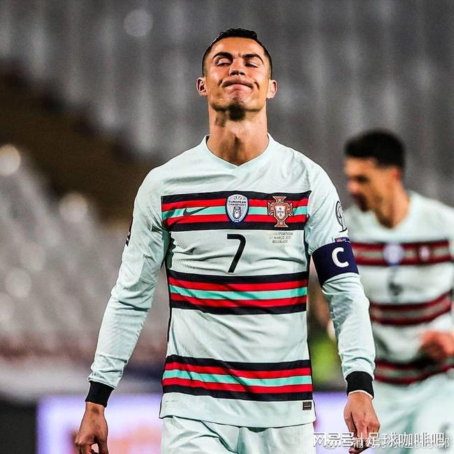 边裁带毛病!误判频出影响比赛走势 边裁带毛病!误判频出影响比赛走势